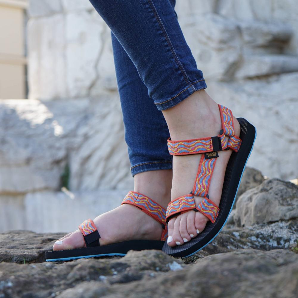 TEVA Women's Original Universal – 80s Archival Revival